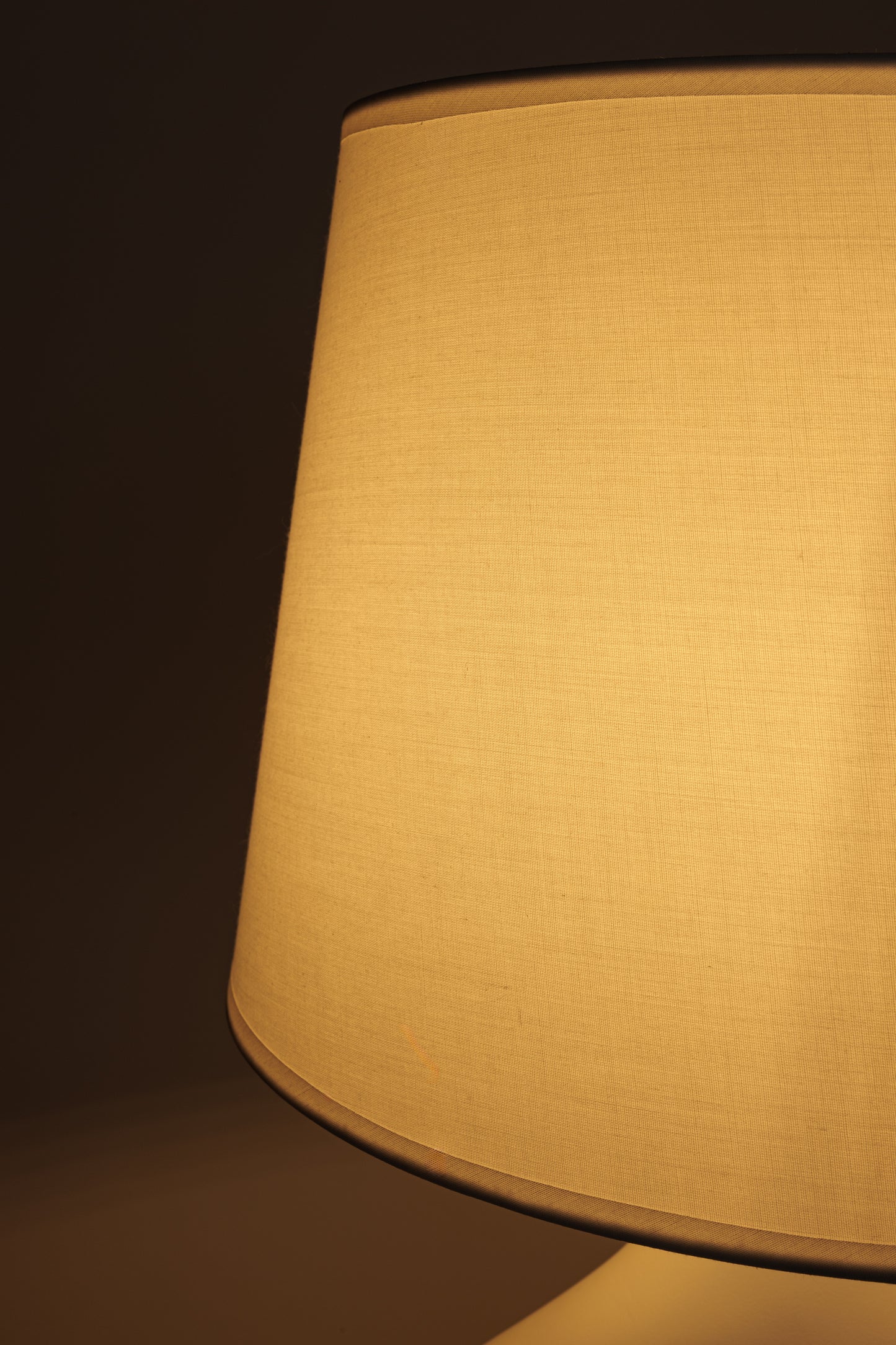 LUH® Noor Sculpturale Tafellamp in Mat Wit met Stoffen Kap